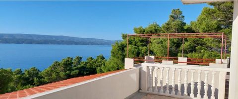 Haus mit drei Wohnungen, Garage, Terrassen und fantastischem Meerblick an der Riviera von Omis – nur 60 Meter vom Meer entfernt! Es ist tatsächlich die 1. Baulinie zum Meer! Es handelt sich um ein vierstöckiges Kaskadenhaus in attraktiver Lage an der...
