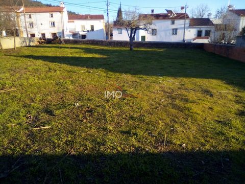 Plot of walled land and plan for construction with an area of ??385 m2, allowing a gross construction area of ??270 m2 and an implantation area of ??145 m2. The approved subdivision already has some lots with their buildings built. The plot is locate...