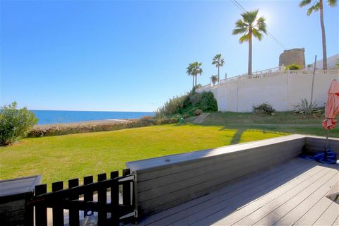 Located in Estepona. This fantastic family beach house has all the amenities to enjoy an amazing holiday. Comfortable and spacious lounge/dining room with elegant furniture. Two bedrooms, one on the ground floor with two single 105x200cm beds and an ...