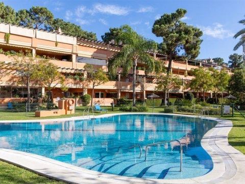 Charming middle floor apartment located in the sought-after area of Elviria, on the beautiful Costa del Sol. This bright and spacious apartment offers a smart layout, with 3 bedrooms and 2 bathrooms, perfect for enjoying life by the sea.Its south ori...