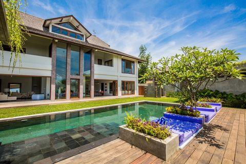 Uma espaçosa villa de luxo de 6 quartos com vista para o mar na costa leste de Bali. Esta propriedade de três andares possui uma enorme cozinha ocidental, ar condicionado, sala de TV, estúdio/espaço de trabalho, churrasqueira e um fogão a lenha ao ar...