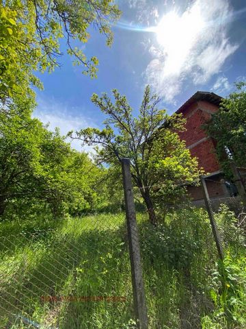 Agencja nieruchomości Peak Real Estate oferuje dom we wsi Nedelkova Grashtitsa. Dom ma powierzchnię 180 mkw. i 70 mkw. obszar zabudowany. Nieruchomość wybudowana jest na działce o powierzchni 736 mkw. i jest sprzedawany wraz z gruntami rolnymi o powi...