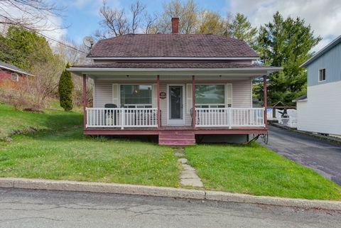1 1/2 storey property, located in a quiet area. It offers 3 bedrooms, one of which is on the ground floor and two on the 2nd floor. This property is perfect for a couple, or first-time buyers. Be a low-cost homeowner. MORTGAGE PRE-APPROVAL REQUIRED t...