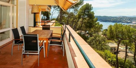 Located in the San Sebastià Lighthouse area, in Llafranc - Costa Brava, we find this wonderful apartment with beautiful panoramic and sea views. Its south-southwest orientation guarantees exceptional natural light as well as sun throughout the year. ...
