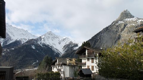 In Courmayeur, im Dorf Villair Superiore, am Fuße des majestätischen Mont Blanc, ZU VERKAUFEN charakteristische Wohnung im Aostatal-Stil auf 2 Ebenen plus einem hölzernen Zwischengeschoss von 99 Quadratmetern. Das Anwesen ist reich an typischen Eleme...