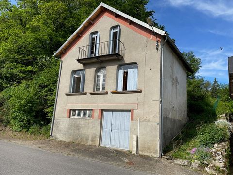 Dieses große Dorfhaus, das sich vor einem hübschen kleinen Teich befindet, hat bereits von größeren Renovierungen, Dach- und neuen Zinkarbeiten, Grundriss des ersten Stocks, neuer Elektrizität und sanitären Anlagen profitiert,... Der Grundriss des er...