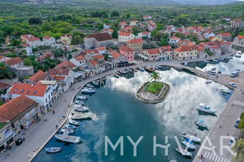 Scopri il potenziale di questo terreno di 750 m² nascosto dietro la chiesa e il porto nell'incantevole villaggio di Vrboska. Vantando la vicinanza al porto e i collegamenti essenziali per la costruzione, questo lotto è un investimento ideale per la t...