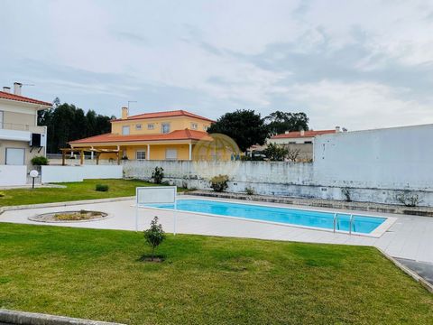 Located in Caldas da Rainha. Villa located in Foz do Arelho, in a residential and very quiet area, about 2/3 minutes drive from the beach. It is a very sunny villa, with 2 floors, garage and private backyard with barbecue. It is part of a condominium...