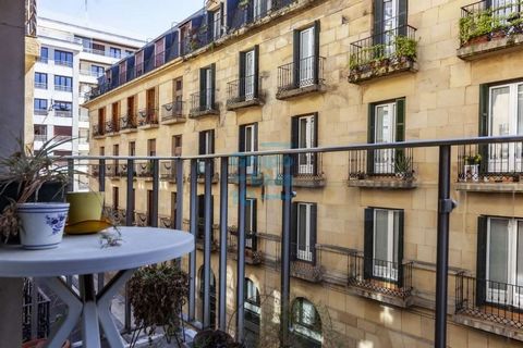 Areizaga Real Estate exclusive property. Donosti Center, Calle San Martín, 2 minutes from La Concha beach, next to the Audiencia. Very comfortable area and one step away from all the shops in the center. House of 68 m2. exterior tools and located in ...