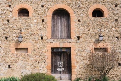 Coup de cœur assuré pour ce joli corps de ferme avec dépendances situé à 13 minutes- 12km à l'est de Caraman au cœur du Lauragais. La maison principale développe 135M2 et est composée de trois chambres, un beau séjour, un salon tv, une cuisine, une s...