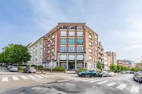 On the top floor of a classic, well-maintained building in the ULB district, just a stone's throw from the Bois de la Cambre, beautiful classic apartment to renovate, with terrace and garage. The apartment features light-filled reception rooms (parqu...
