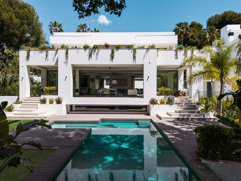 Discover this beautiful brand new modern villa on a plot of 1007 m2 and located in a prime location in Marbella. It has 5 bedrooms and 5 bathrooms. The 266m2 terraces offer unique views surrounded by lush greenery and provide a mix of luxury and envi...