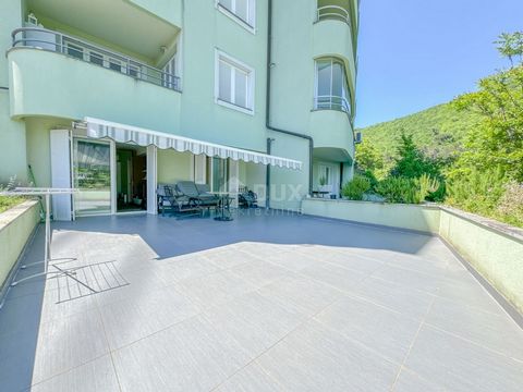Location: Primorsko-goranska županija, Opatija, Opatija - Centar. OPATIJA, CENTER - fantastic apartment above the center of Opatija with a sunny terrace and a view of the sea In a special DUX offer, we are mediating the sale of an excellent apartment...
