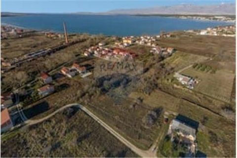 Location: Zadarska županija, Nin, Zaton. Building plot for sale in Nin, about 300m away from the attractive sandy beach of Nin. At the end of the plot is a marked road, on which there is an electricity and water connection. The plot is located, unlik...