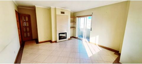 2 bedroom apartment, with storage room and balcony - Palhais Composed by: - Hall 6m2, with ceramic floor; - Living room 25m2, with ceramic floor, fireplace with fireplace and balcony; - Kitchen 12m2, with beech furniture, quartz top, balcony with sea...