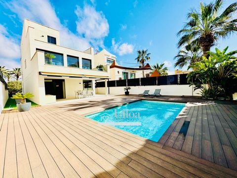 MAGNIFICENT DETACHED VILLA OF 300M NEAR THE BEACH OF SAN JUANDiscover this magnificent residence of 300m2, just 5 minutes from the San Juan Beach, in a privileged location at the Cabo de las Huertas. Here you will find the perfect combination of priv...