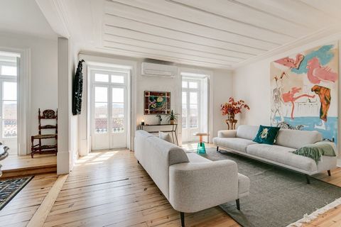 Description Découvrez ce penthouse exclusif situé dans un quartier privilégié de la ville et avec le Tage toujours magnifique en toile de fond. Inséré dans un bâtiment d’architecture classique, ce duplex a une superficie de 281m², des pièces qui tran...