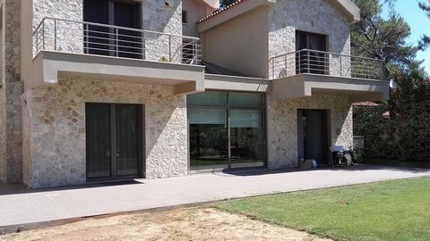 Venda: Villa exclusiva no Estado hipocrático Esta deslumbrante moradia de 390 m² foi concebida para uma vida luxuosa. Tem: 5 quartos espaçosos 2 elegantes salas de estar 2 cozinhas modernas 1 sala de jantar 2 casas de banho e 1 WC Lavandaria Espaçosa...