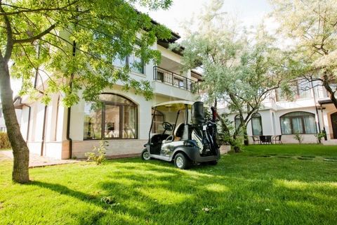 LUXIMMO FINEST ESTATES: ... We presenteren een huis te koop gelegen op een elite golfcomplex in de buurt van Balchik. Het herenhuis is elegant ingericht en ligt te midden van de groene tuinen van het complex. Deze exclusieve woning beslaat 141,22 m² ...