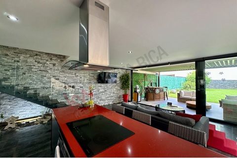 For sale: this spectacular house with contemporary architecture and luxury finishes in Santa Ana. Discover the perfect place for your family in this impressive two-story house located in an exclusive condominium in Pozos de Santa Ana. With its contem...