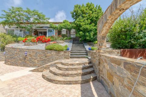 Vind deze prachtige hoogstaande villa in zijn atypische stijl in de natuurlijke omgeving met een prachtig uitzicht op Cadaques en Port de la Selva. Gelegen in het binnenland, deze prachtige villa terug van de stad op de hoogten van de bergen heeft ee...