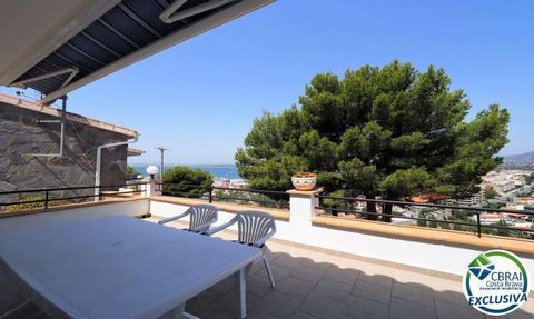 Bonita casa con vista al mar en la Muntanyeta de Roses, Vista al pueblo y a la bahÃ­a de Roses. Con 2 garajes individuales. Zona tranquila sin movimiento de coches. Cerca del pueblo, se puede ir al centro caminando sin problema. A 600 metros de la pl...