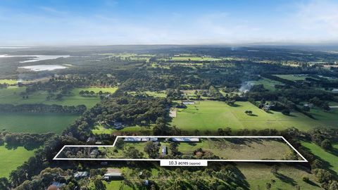 Genesteld op een uitgestrekt canvas van 10 hectare, biedt dit pand eindeloze mogelijkheden om het landelijke toevluchtsoord te creëren dat u altijd al voor ogen had. Het lang gekoesterde pand wacht op een moderne update of een totale herontwikkeling ...