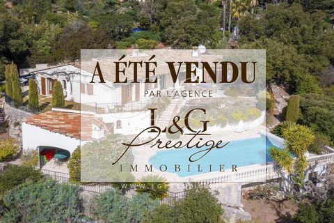 This charming villa of more than 200 m² on a plot of 3086 m² is a real enchantment for the senses. Entirely on one level, it is composed of a living room with fireplace, a dining room, a fully equipped kitchen and four large bedrooms, three of them w...