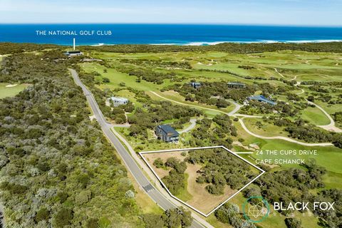 Encaramado dentro del prestigioso enclave de The National Estate, este sitio único de 4039 m2 (aprox.) se ofrece a la venta. Las magníficas vistas sobre el ondulado campo de golf nacional, la costa de surf y la bahía de Port Phillip, hacen de esta ti...