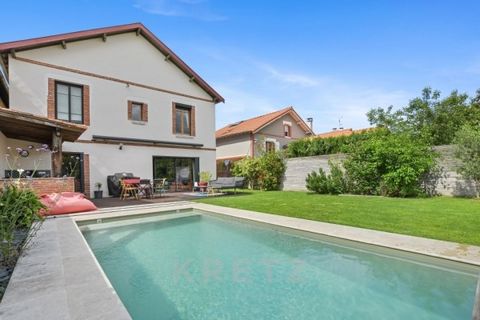 Exclusive - Toulouse, Minimes district. Completely renovated 1930 house, 160m2 on 3 levels. Ground floor: bright living space including entrance hall, living room opening onto garden, laundry room, open-plan fitted kitchen, separate toilet and garage...