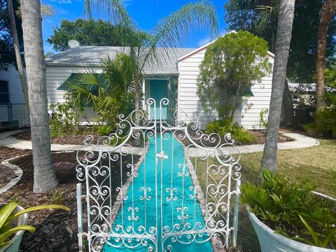 SELLER MOTIVATED! MAKE OFFER! Desirable Parrot Cove! A must see beach cottage with spacious property, very beautiful and a great location! Very close to The Beach Club and Lake Worth Golf Course on the Intracoastal! Here is a charming Lake Worth Cott...
