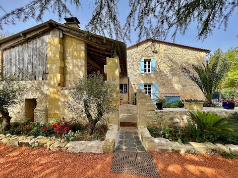 Cette charmante maison en pierre rénovée avec beaucoup de goût se trouve à seulement à 10 minutes de Créon. Passé l'entrée, vous découvrez une cuisine de chef tout équipée suivi d'un salon-salle à manger offrant un espace de vie idéal pour recevoir v...