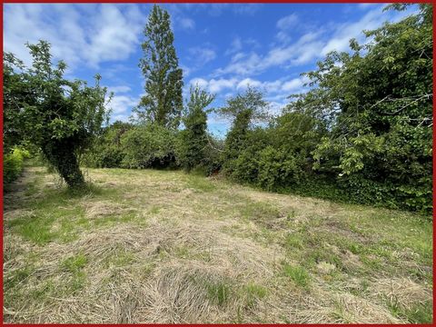 BOUGUENAIS - Terrain constructible à viabiliser Situé au CALME et proche des transports, venez découvrir ce terrain de 944m2 situé en second rideau exposé plein Sud. HORS LOTISSEMENT - LIBRE DE CONSTRUCTEUR Chemin d'accès privé d'environ 200m2. Assai...