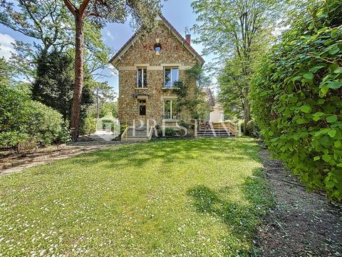 In het hart van het prestigieuze Parc de Maisons-Laffitte, op een van de meest gewilde routes en aan de rand van twee percelen bosreservaten, staat dit elegante molenstenen pand in het midden van een prachtig bosrijk perceel van meer dan 1.000 m2. m²...