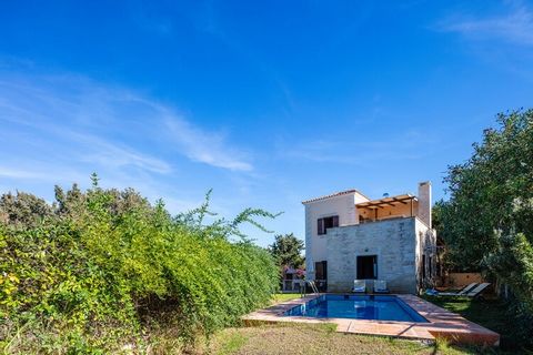 This is a newly built villa, using traditional materials. View windows and conservatories is unique, overlooking the White Mountains, the Cretan Sea and wild oak trees. 5 km from the historic town of Rethymnon, combining the tranquility of the Cretan...