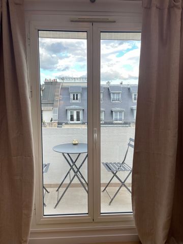 Charmant appartement atypique, 42 m2 au sol (35m2 Loi Carrez) avec des beaux volumes, 5m sous plafond, une cuisine ouverte avec bar sur salon, une belle salle de bain avec douche. Une chambre à l'étage ouverte sur la grande pièce, très cosy avec beau...