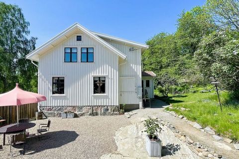 Alte, traditionelle Villa aus Holz, mit viel nostalgischem Charme und geschmackvoll gestalteter Einrichtung. Das geräumige Haus bietet guten Standard und liegt mitten auf der Ferieninsel Orust. Eine passende Unterkunft für eine größere Familie oder e...