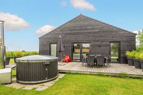 Strandnahes Ferienhaus mit Badezuber außen und landschaftlich reizvoller Umgebung bei Diernæs. Das 2022 erbaute, moderne Ferienhaus bietet ausreichend Platz für acht Personen, verteilt auf vier Zimmer mit je einem Doppelbett. Sie betreten zunächst ei...