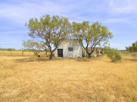 This rustic plot is a real gem for those looking for a natural getaway in a prime location. Situated next to the beach, it offers stunning views of the sea, providing a serene and relaxing environment. Access to the grounds is extremely easy, which m...