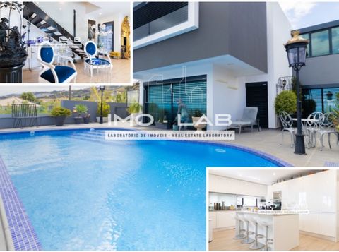Venha conhecer esta Villa T3 de Luxo, localizada na zona da Atalaia, em Santa Cruz, a uma cota de apenas 70 metros do mar! Procura a sua casa de sonho próxima ao mar? Quer desfrutar de um mergulho na piscina com vista mar? Esta pode ser a propriedade...