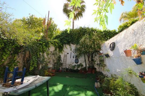 Beautiful house in the center of Coin with incredible interior garden, with exit to another street. It is divided into two floors, on the second floor we find a small entrance, two large living rooms, three bedrooms, a bathroom, toilet and a large ki...