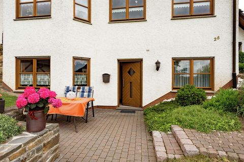 Questa casa vacanze si trova nel centro della città di Medebach-Dreislar nella regione del Sauerland, a soli circa 20 km dalla località turistica di Winterberg ea circa 25 km da Willingen. L'appartamento si trova nella stessa casa in cui vive il prop...