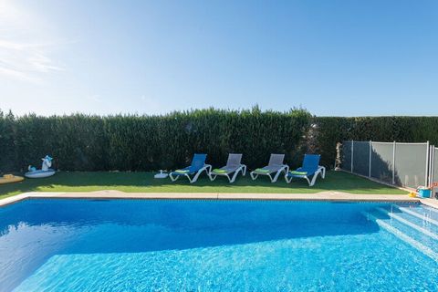Immerse yourself in the outdoor elegance of this private paradise. With a private pool measuring 9 meters long and 5 meters wide, its variable depth from 1 to 1.7 meters promises a refreshing escape. Perfectly located loungers invite you to relax und...