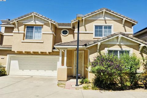 Welcome to your new home in the vibrant Evergreen neighborhood! This charming 3-bedroom, 2.5-bathroom, 2-story home ideally combines modern comfort with convenient living. Location, Location, Location! As you walk in, youll appreciate the freshly pai...