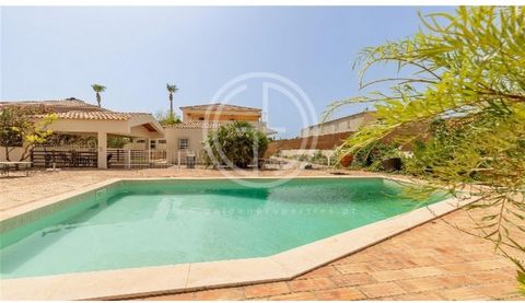 We present this lovely villa with a pool, situated in a peaceful and convenient area between Loulé and Almancil. On the ground floor, this welcoming property features an entrance hall, a spacious living room of approximately 60 sqm where you can enjo...