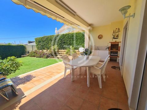 Located approximately 4 km from the center of Albufeira and 2.5 km from Sta. Eulália beach, this semi-detached house offers a unique opportunity to live between the sea, the countryside and the city. It's a duplex house, located in a private condomin...