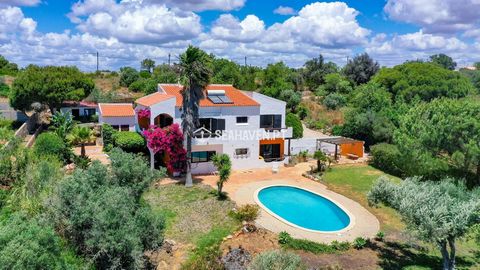 Cette villa traditionnelle de 4 chambres offre un mélange parfait de tranquillité et de commodité. Nichée dans un endroit privilégié d'Albufeira, vous profiterez de la paix et de la tranquillité de la campagne tout en restant proche de toutes les com...