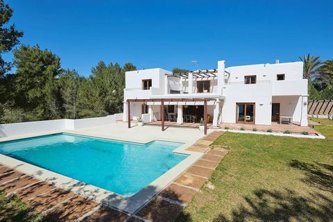 Light-filled spacious villa blending traditional finca features with modern updates. This stylish and traditional villa has been sensitively renovated whilst retaining it’s original charm. The house is set on a large plot of 13,000 square metre surro...