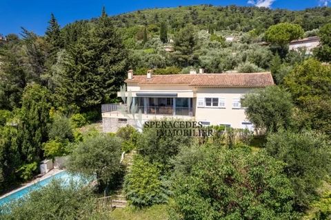 Le Tignet, close to the villages of Cabris and Spéracèdes beautiful house of approx 162 sq.m² on a plot of land of 3800 sq.m² with a panoramic view of the sea and hills. The house offers an entrance, an independent kitchen open onto a terrace, a livi...