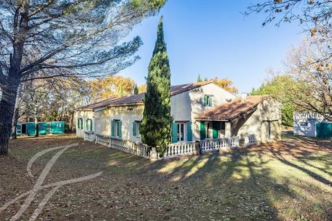 Located near the picturesque village of Lacoste, this 260 m² house on a 4000 m² plot of land offers a captivating renovation project in the enchanting Luberon setting. The entrance hall features a vast living room with high ceilings, offering a versa...